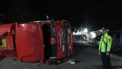 Truk tangki BBM terguling di Sindangbarang, Cianjur, akibat sopir mengantuk.