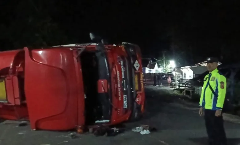 Truk tangki BBM terguling di Sindangbarang, Cianjur, akibat sopir mengantuk.