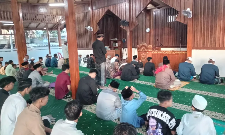 Warga Kampung Wargaluyu Desa Nagrak Laksanakan Salat Idul Fitri Dengan Khidmat
