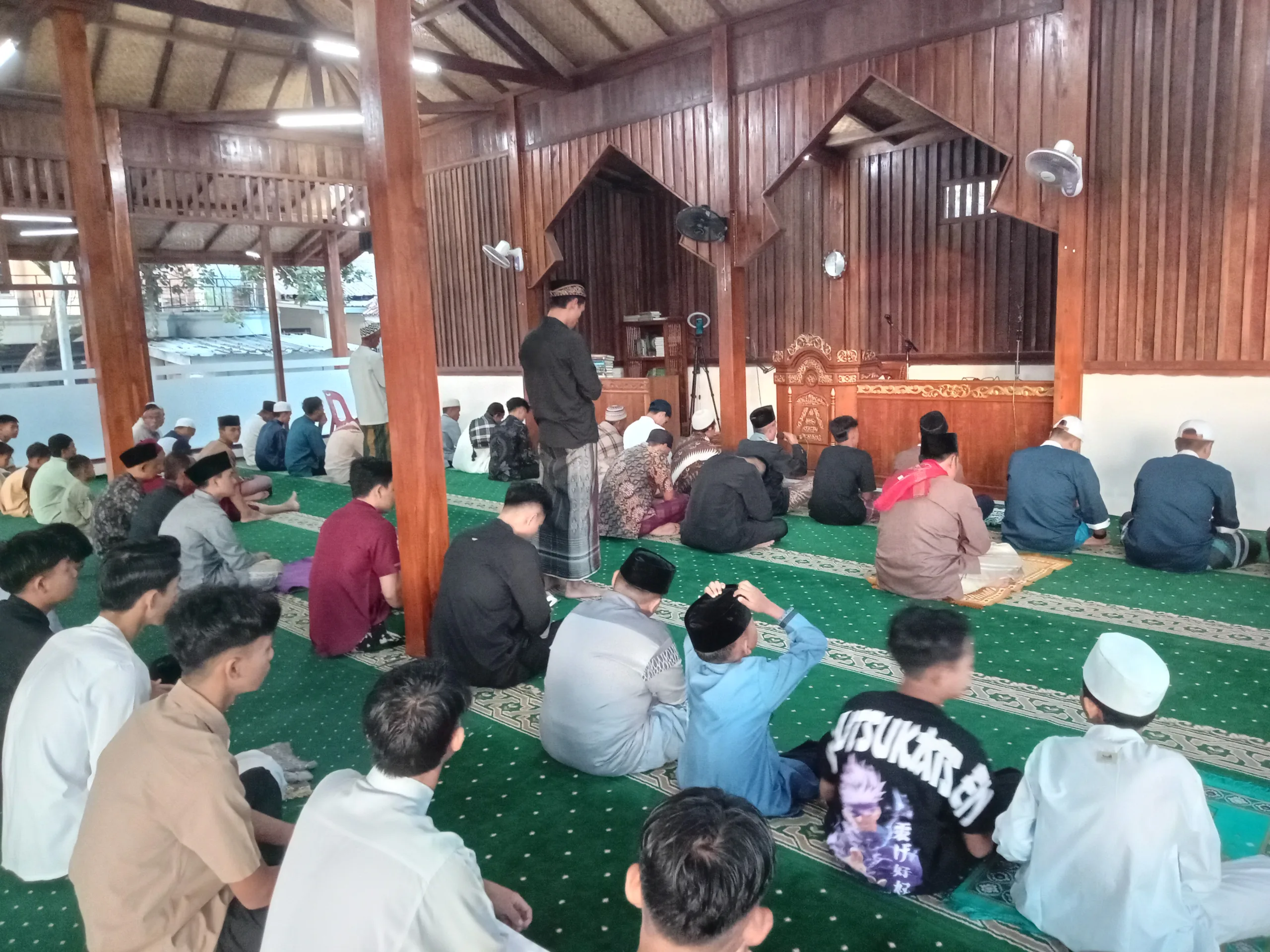 Warga Kampung Wargaluyu Desa Nagrak Laksanakan Salat Idul Fitri Dengan Khidmat