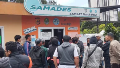 Program pemutihan pajak kendaraan Jabar 2025 di Samsat Masuk Desa (Samades) Cipanas diserbu warga.