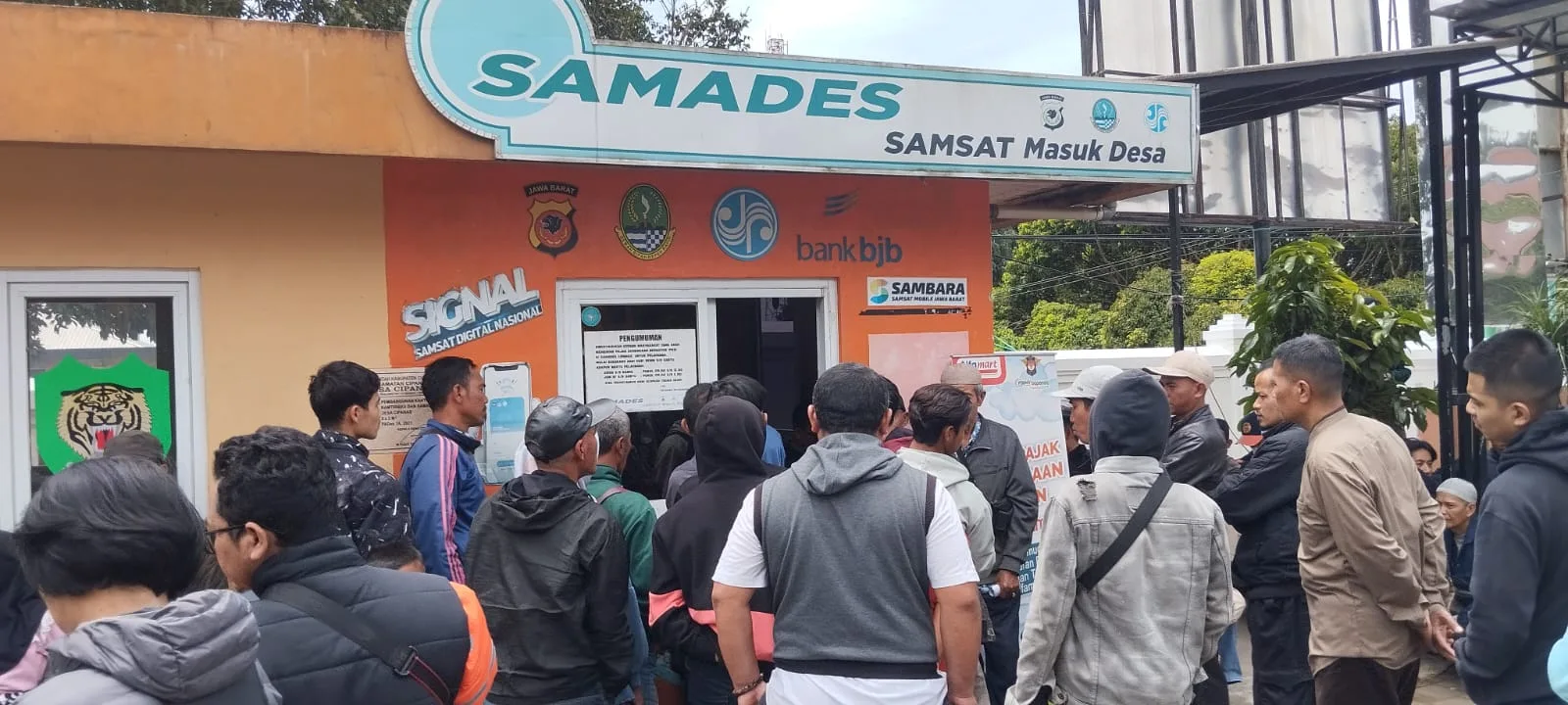 Program pemutihan pajak kendaraan Jabar 2025 di Samsat Masuk Desa (Samades) Cipanas diserbu warga.