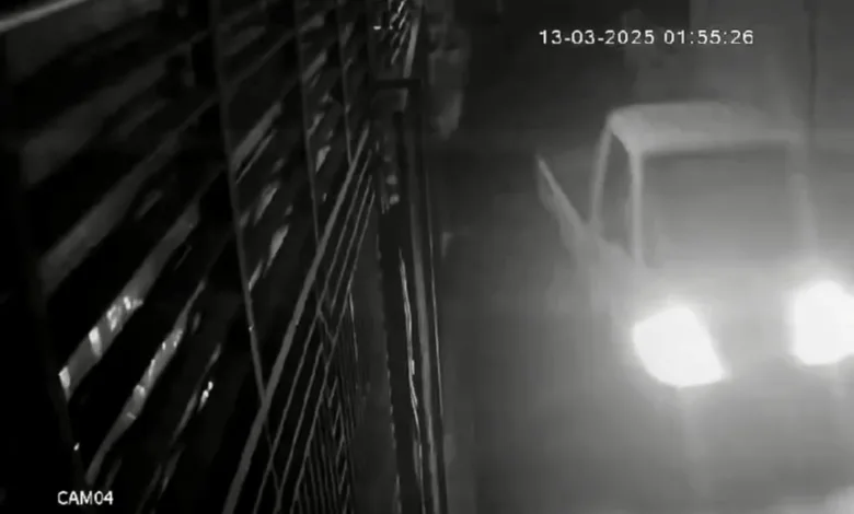 Aksi pencurian mobil pikap milik pedagang cilok di Cikalongkulon terekam CCTV.