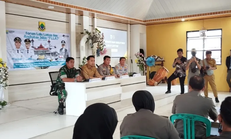 Penertiban angkutan umum dan relokasi pedagang kaki lima (PKL) di depan Pasar Cipanas menjadi fokus utama.