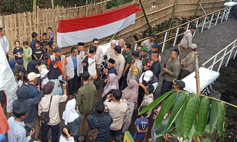 Bupati Cianjur, dr. Mohammad Wahyu Ferdian, resmikan Jembatan Cibogo yang dibangun kilat pasca roboh.