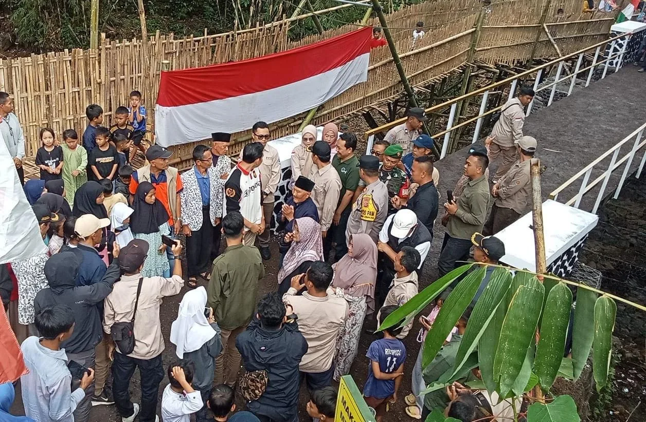 Bupati Cianjur, dr. Mohammad Wahyu Ferdian, resmikan Jembatan Cibogo yang dibangun kilat pasca roboh.
