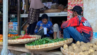Harga cabai, bawang, dan telur di pasar tradisional Cianjur melonjak akibat pasokan berkurang.