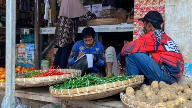 Harga cabai, bawang, dan telur di pasar tradisional Cianjur melonjak akibat pasokan berkurang.