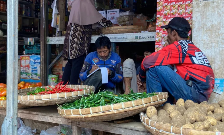 Harga cabai, bawang, dan telur di pasar tradisional Cianjur melonjak akibat pasokan berkurang.