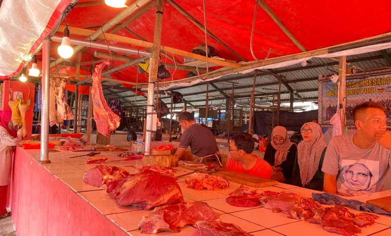 Harga daging sapi di Cianjur melonjak tajam menjelang Lebaran 2025, mencapai Rp150.000 per kilogram.