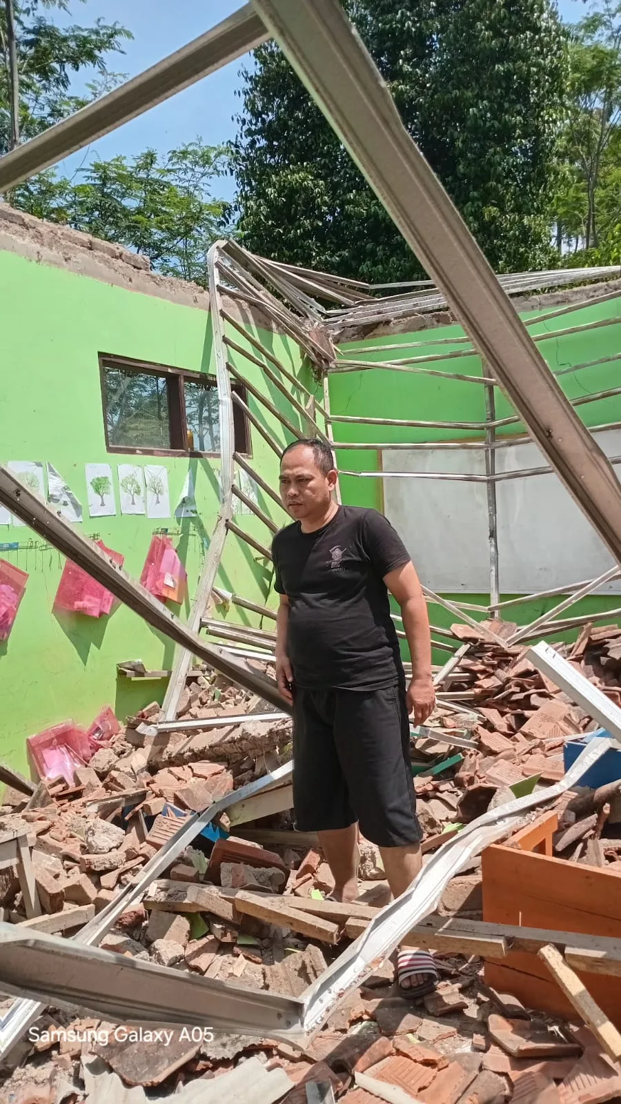 Atap PAUD Melati, Cianjur, ambruk. Hujan lebat dan usia bangunan menjadi penyebab utama.