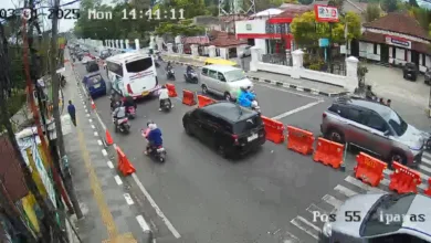 Jalan Raya Cipanas dekat Istana Cipanas terpantau padat namun tetap terkendali.