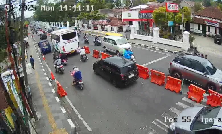 Jalan Raya Cipanas dekat Istana Cipanas terpantau padat namun tetap terkendali.