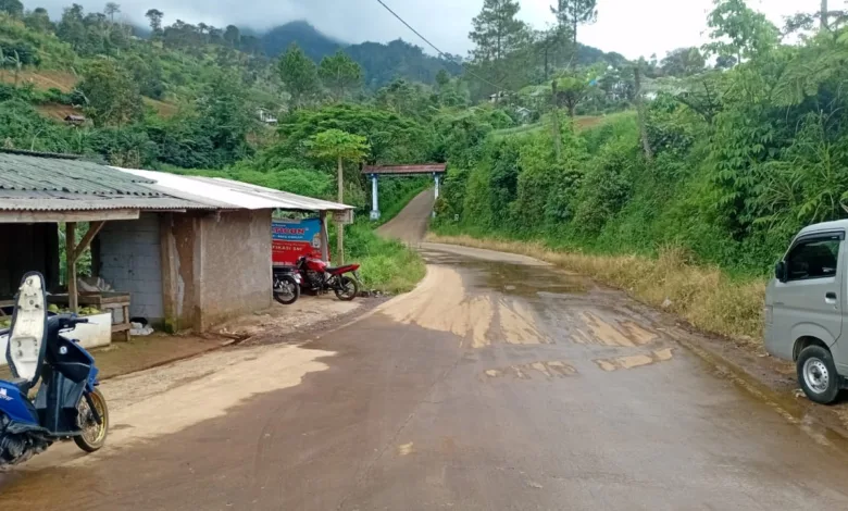 Jalur Puncak Dua dinilai berbahaya bagi pemudik karena sempit, minim penerangan, dan rawan kecelakaan.