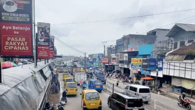 Pasca penertiban, jalur Pasar Cipanas kembali macet.