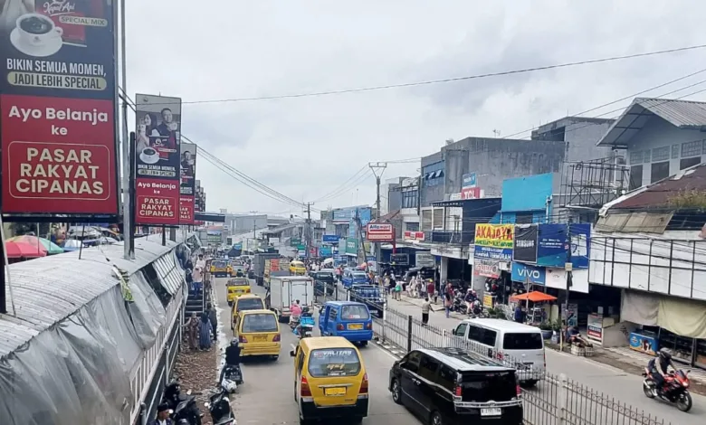 Pasca penertiban, jalur Pasar Cipanas kembali macet.