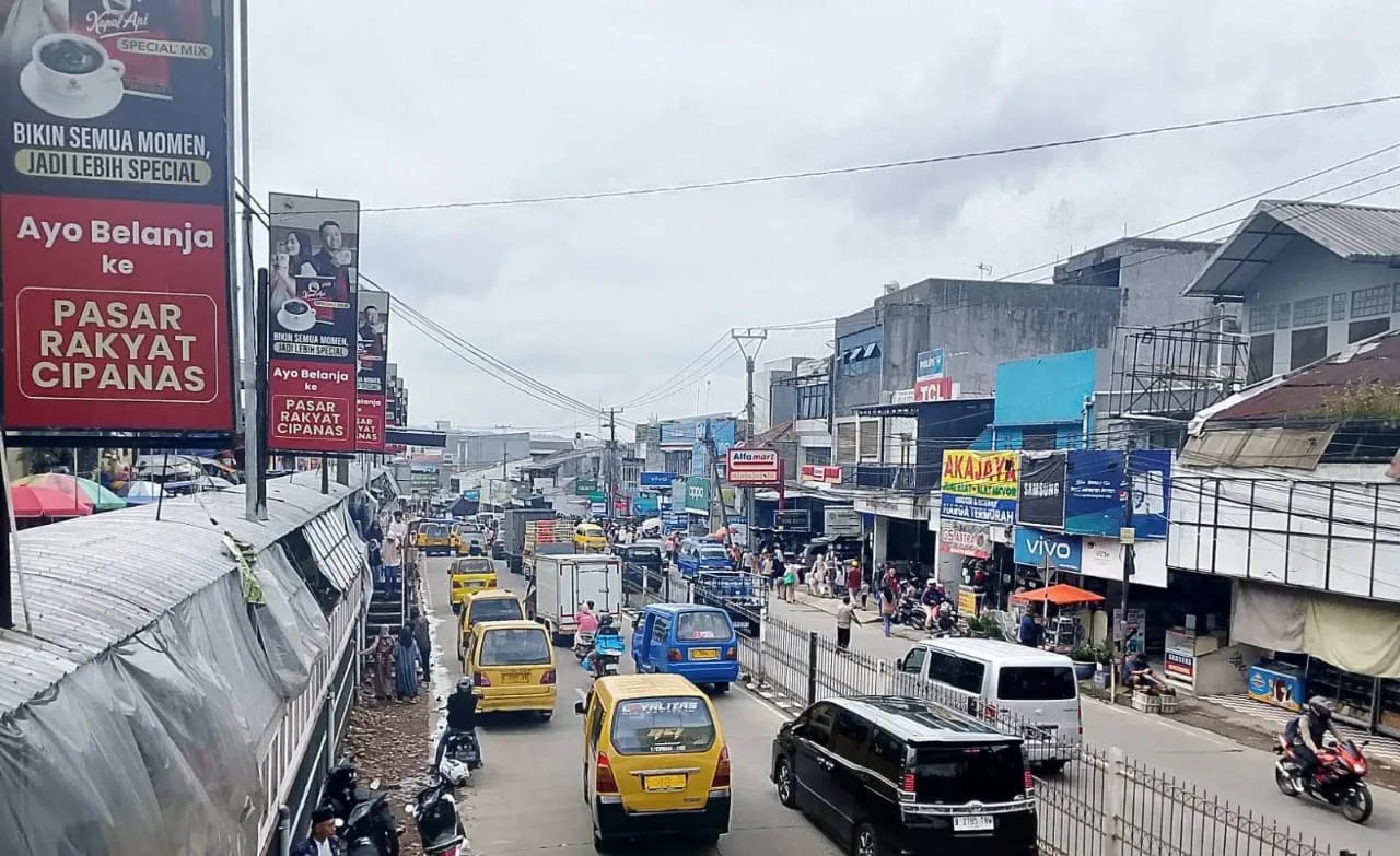 Pasca penertiban, jalur Pasar Cipanas kembali macet.