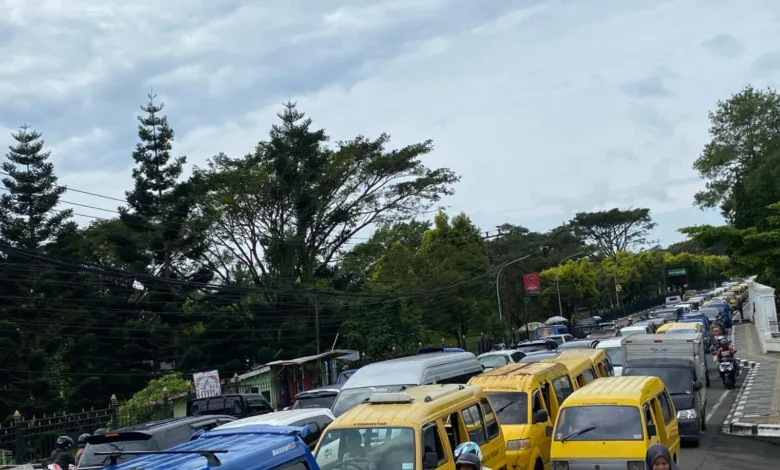 Pemkab Cianjur mengubah rute angkutan umum dan merelokasi PKL untuk mengatasi kemacetan di Pasar Cipanas