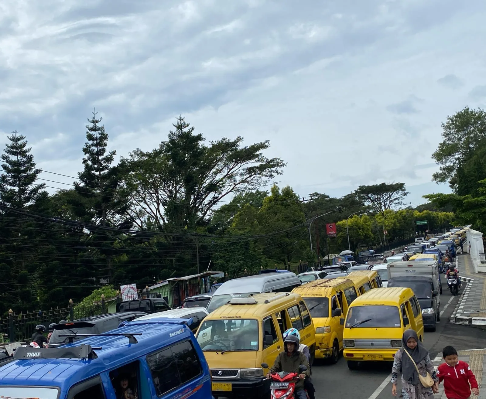 Pemkab Cianjur mengubah rute angkutan umum dan merelokasi PKL untuk mengatasi kemacetan di Pasar Cipanas