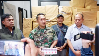 Satgas Gabungan TNI mengungkap peredaran 24.400 bungkus rokok ilegal di Cianjur. Lima pelaku diamankan, negara rugi Rp364 juta.