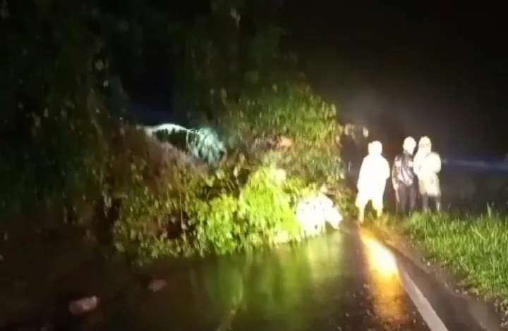 Longsor dan Banjir di Jalan Sindangbarang Cianjur Sebabkan Akses Jalan Lumpuh