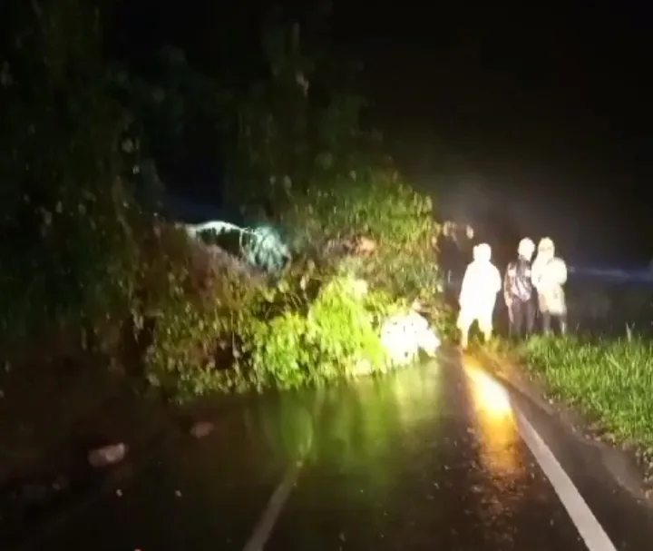 Longsor dan Banjir di Jalan Sindangbarang Cianjur Sebabkan Akses Jalan Lumpuh
