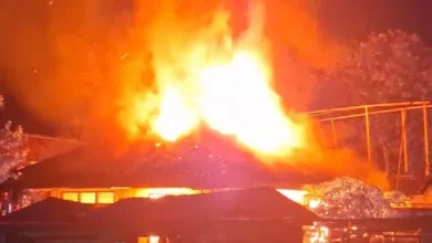 Kebakaran hebat melanda sebuah rumah di Cipanas, Cianjur, disertai ledakan yang melukai dua petugas pemadam kebakaran.