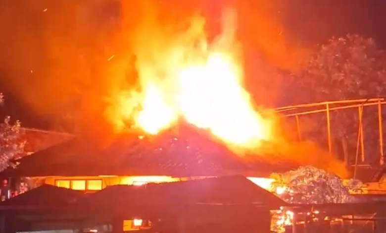 Kebakaran hebat melanda sebuah rumah di Cipanas, Cianjur, disertai ledakan yang melukai dua petugas pemadam kebakaran.