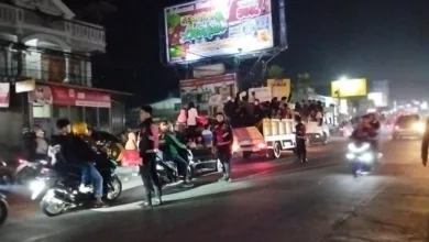 Sejumlah warga Cipanas tetap lakukan pawai takbiran meski ada larangan pemerintah.