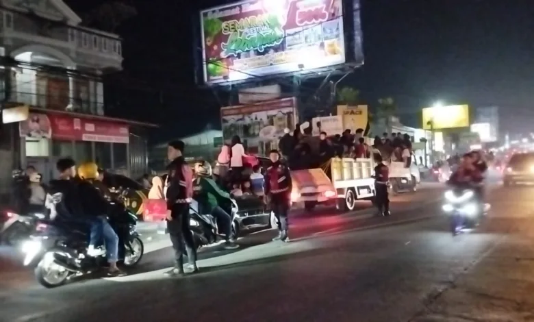 Sejumlah warga Cipanas tetap lakukan pawai takbiran meski ada larangan pemerintah.
