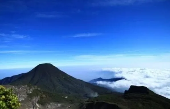 Aktivitas Gunung Gede meningkat tajam dengan 21 gempa Vulkanik Dalam pada 1 April 2024.