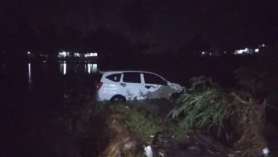Banjir di Cianjur menyapu mobil Daihatsu Sigra hingga ke sawah, menyebabkan kerugian Rp30-50 juta.