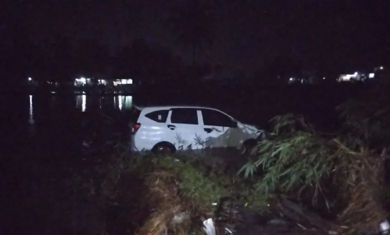 Banjir di Cianjur menyapu mobil Daihatsu Sigra hingga ke sawah, menyebabkan kerugian Rp30-50 juta.