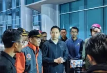 Banjir melanda tiga kecamatan di Cianjur. Bupati Cianjur Mohammad Wahyu siapkan posko pengungsian, alat evakuasi, dan logistik untuk korban.