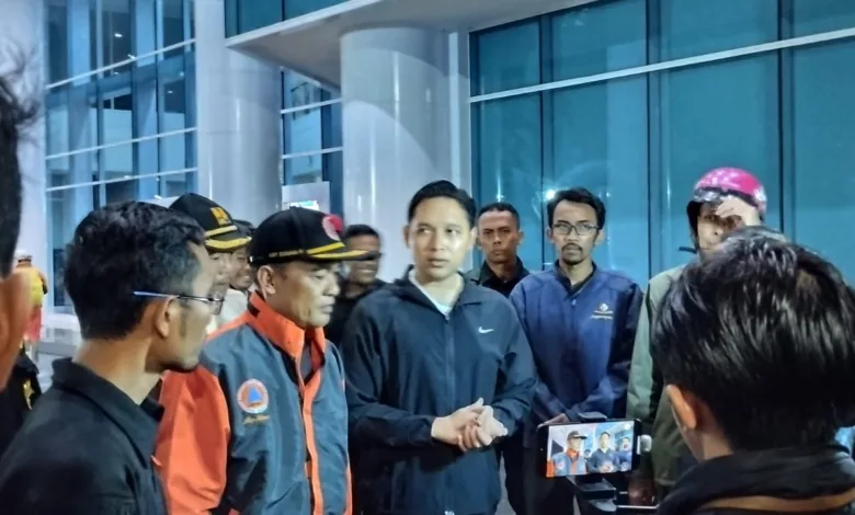 Banjir melanda tiga kecamatan di Cianjur. Bupati Cianjur Mohammad Wahyu siapkan posko pengungsian, alat evakuasi, dan logistik untuk korban.