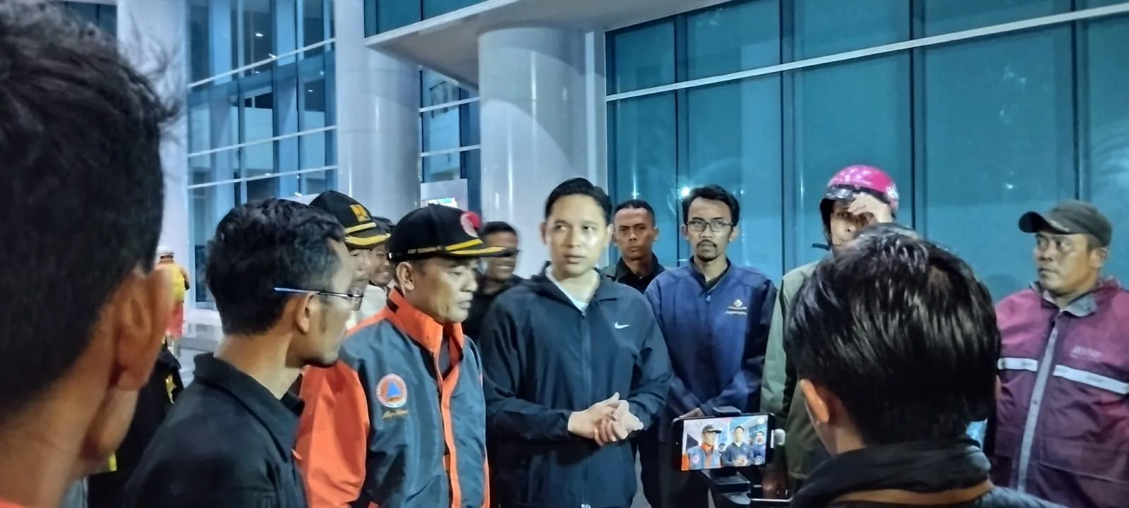 Banjir melanda tiga kecamatan di Cianjur. Bupati Cianjur Mohammad Wahyu siapkan posko pengungsian, alat evakuasi, dan logistik untuk korban.
