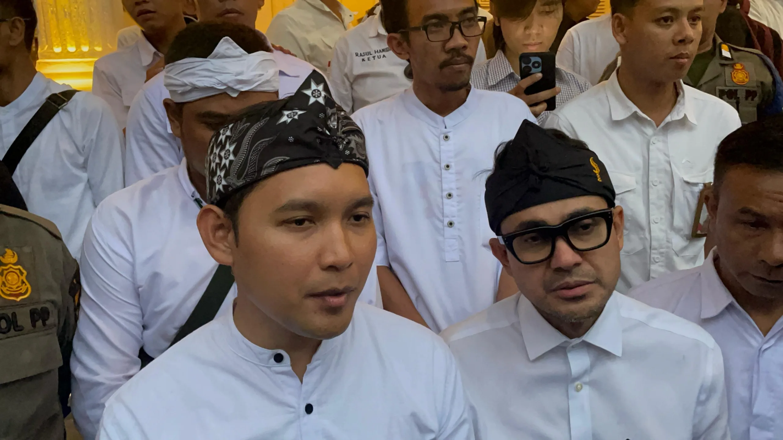 Bupati Cianjur dan Gubernur Jawa Barat kompak menertibkan bangunan dekat sungai di Puncak Cianjur.