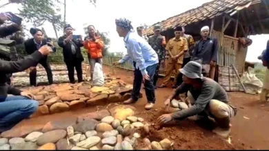 Delapan makam keramat yang diduga palsu di Desa Cikancana, Sukaresmi, Cianjur, dibongkar warga karena meresahkan dan menyesatkan.
