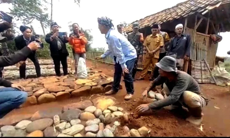 Delapan makam keramat yang diduga palsu di Desa Cikancana, Sukaresmi, Cianjur, dibongkar warga karena meresahkan dan menyesatkan.