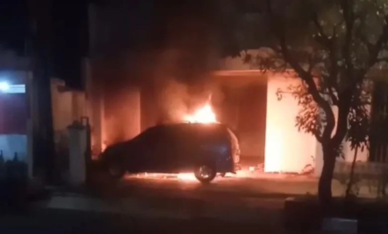 Dua mobil terbakar di Cianjur diduga akibat pembakaran oleh orang tak dikenal.