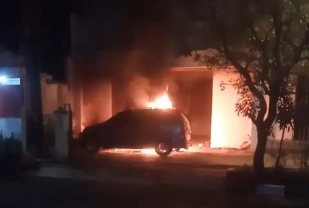Dua mobil terbakar di Cianjur diduga akibat pembakaran oleh orang tak dikenal.