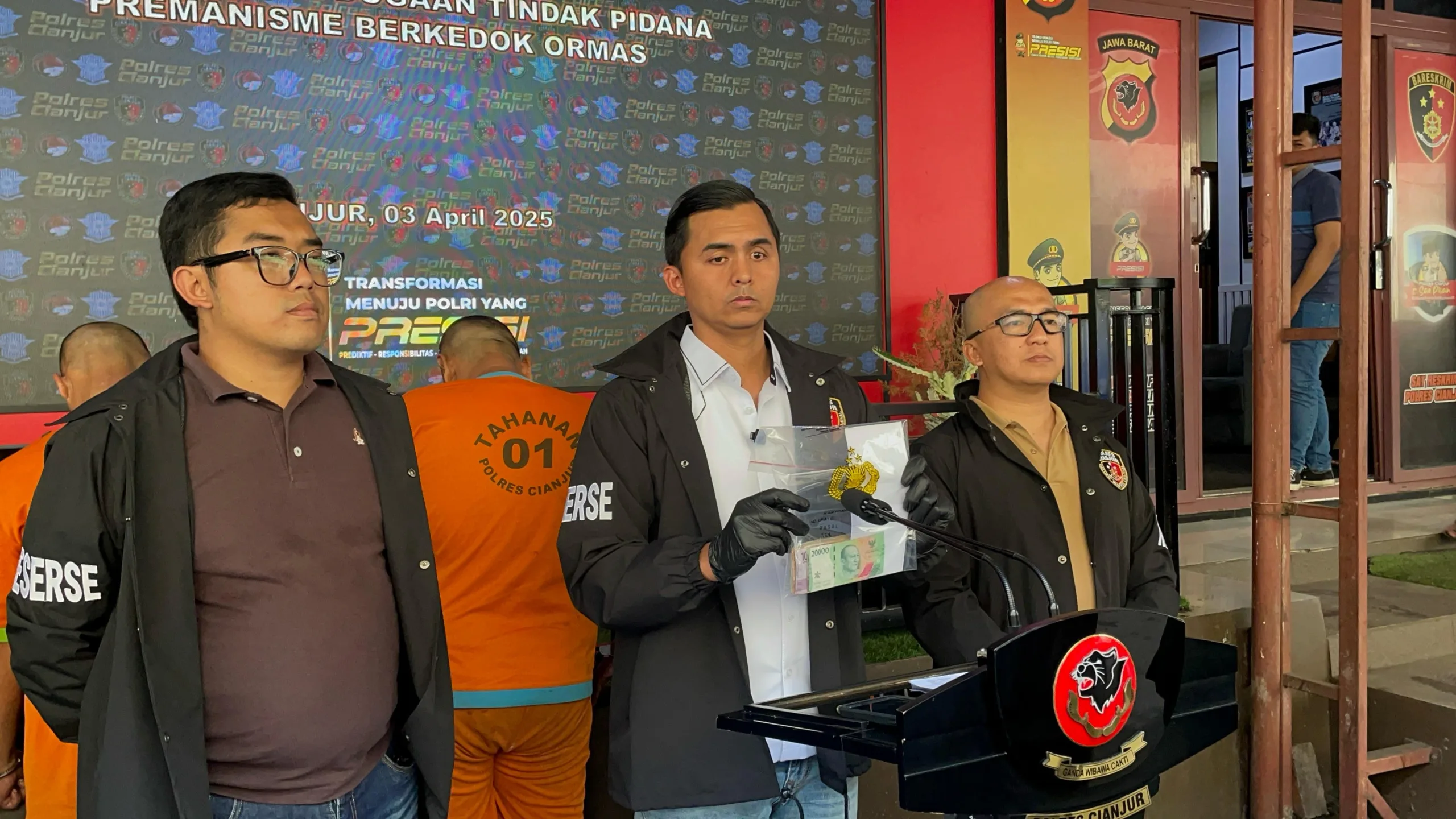 Empat preman pemeras sopir elf di Cianjur ditangkap polisi. Mereka terancam hukuman sembilan tahun penjara.