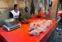 Harga daging ayam di Pasar Muka Ramayana stabil Rp38.000 per kilogram sebelum dan sesudah Lebaran.