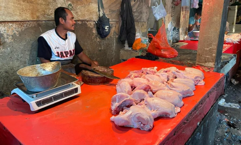 Harga daging ayam di Pasar Muka Ramayana stabil Rp38.000 per kilogram sebelum dan sesudah Lebaran.