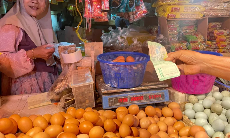 Harga telur ayam di Pasar Muka Cianjur turun usai Lebaran, sementara harga cabai dan bawang tetap stabil