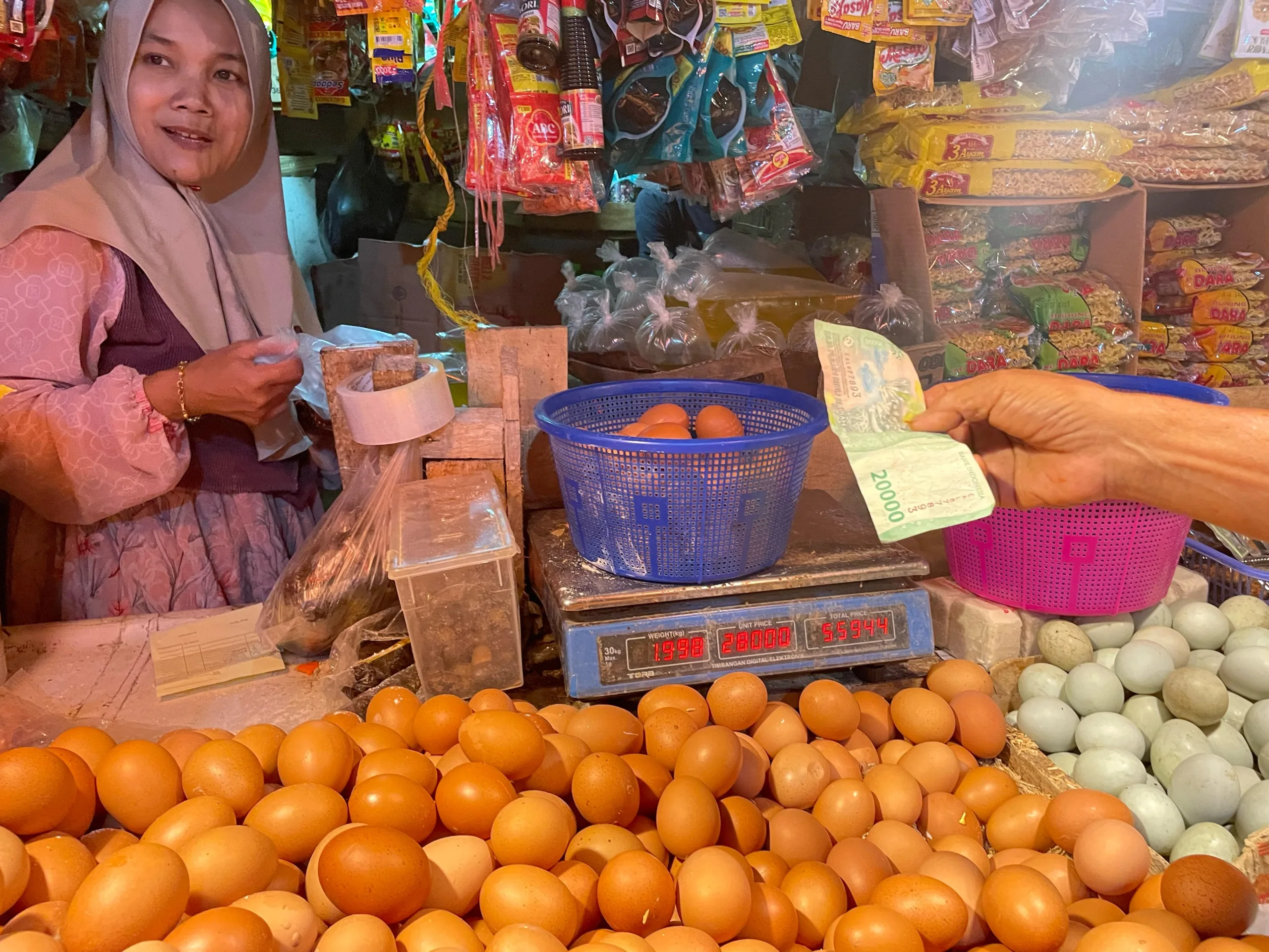 Harga telur ayam di Pasar Muka Cianjur turun usai Lebaran, sementara harga cabai dan bawang tetap stabil