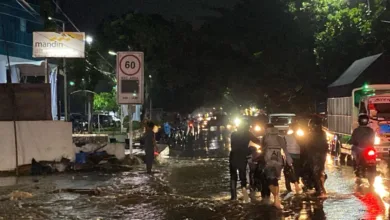 Hujan deras di Karangtengah, Cianjur, Sabtu, 26 April 2025 menyebabkan banjir, merusak ratusan motor dan mobil angkot.