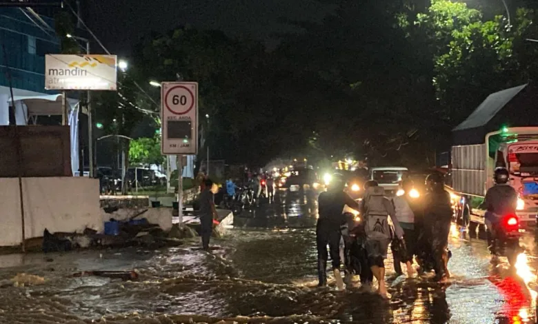 Hujan deras di Karangtengah, Cianjur, Sabtu, 26 April 2025 menyebabkan banjir, merusak ratusan motor dan mobil angkot.