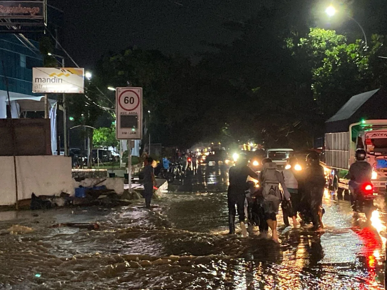 Hujan deras di Karangtengah, Cianjur, Sabtu, 26 April 2025 menyebabkan banjir, merusak ratusan motor dan mobil angkot.