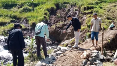 Hujan deras menyebabkan jembatan penghubung Desa Mekarjaya dan Gelarwangi, Cidaun, Cianjur ambruk.